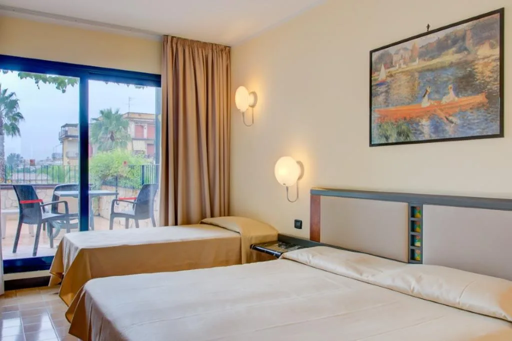 Camera con letto matrimoniale e letto singolo, balcone con vista e quadro alla parete