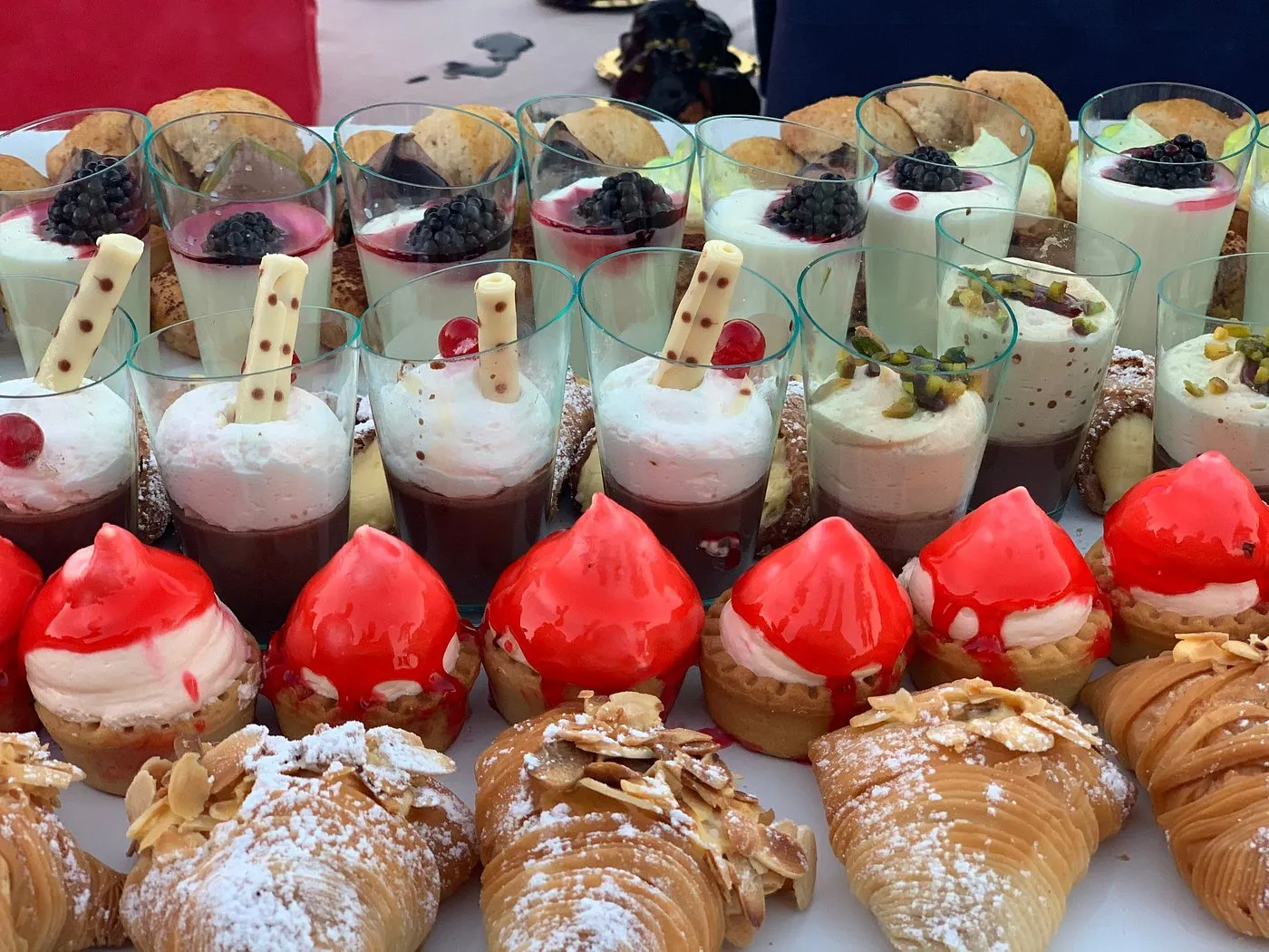 Buffet di dolci con bicchierini alla frutta, tartellette e pasticcini