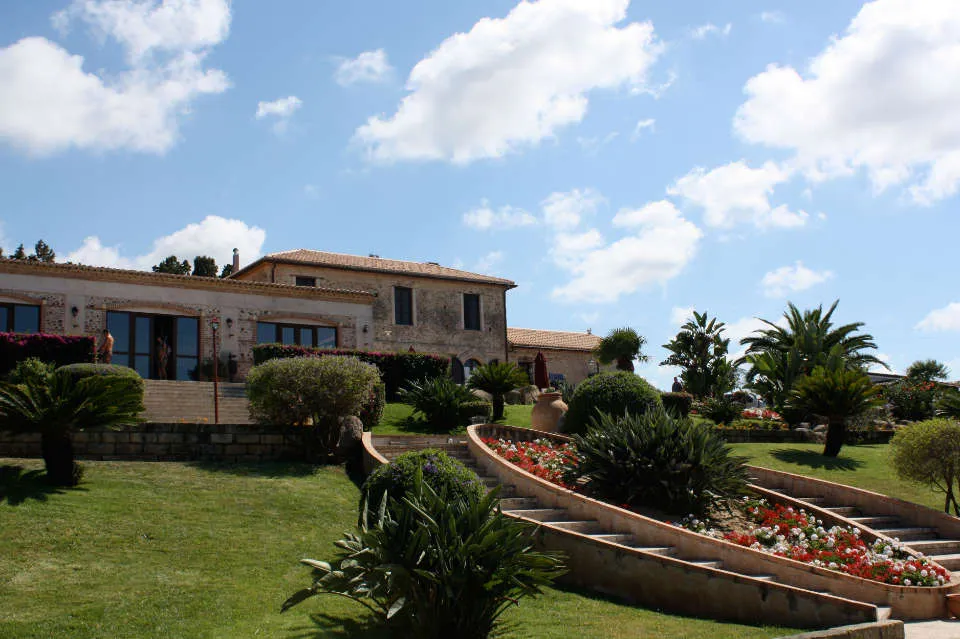 Casale in pietra con giardino terrazzato e aiuole fiorite