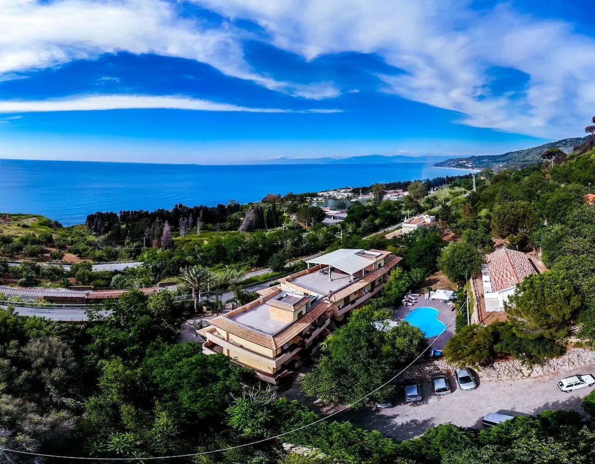 Veduta aerea della struttura sulla costa con piscina e mare