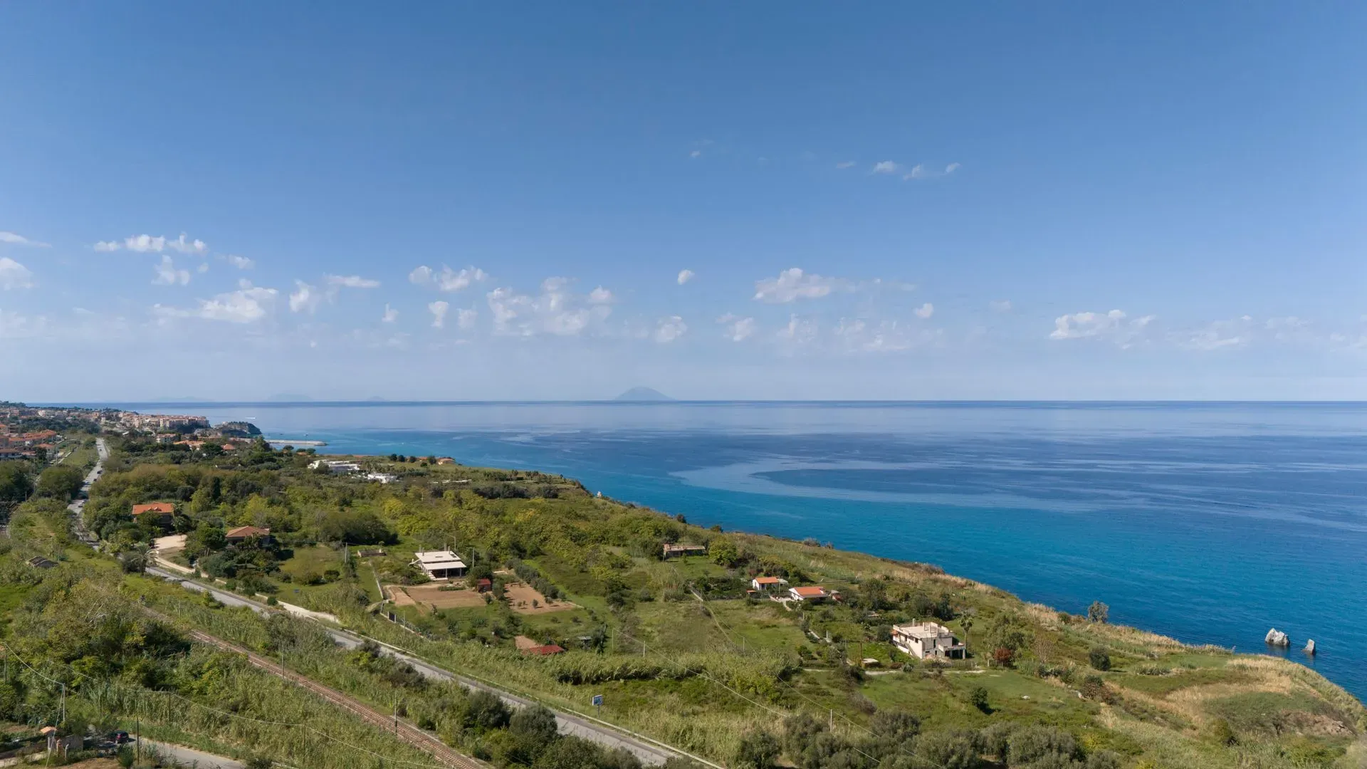 Panorama della costa con mare azzurro e isole all'orizzonte