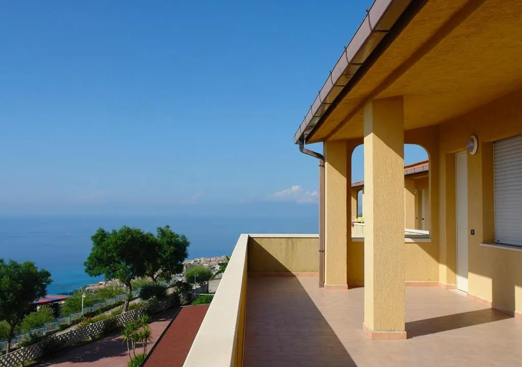 Terrazza di un edificio con vista panoramica sul mare e sulla costa