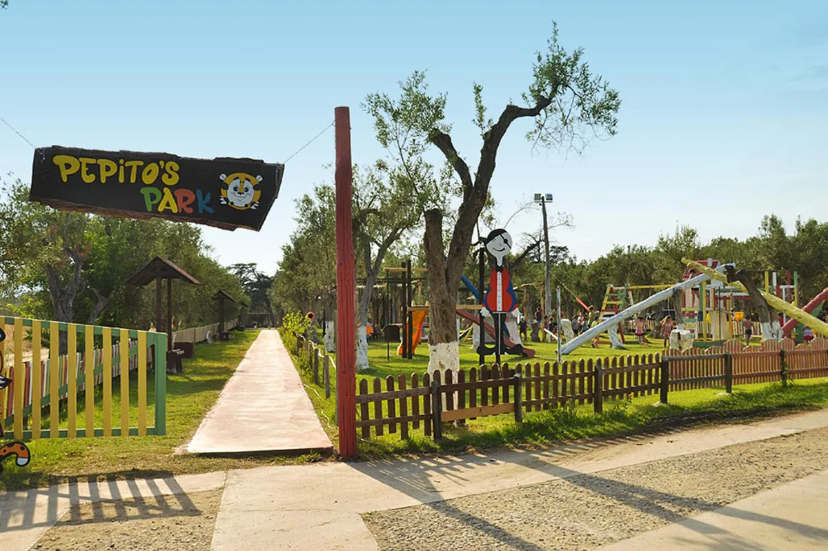Parco giochi per bambini Pepito's Park con scivoli, altalene e area verde