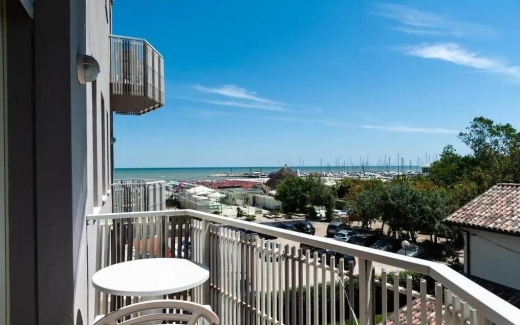 Balcone con tavolino e vista sul mare e sul porto turistico