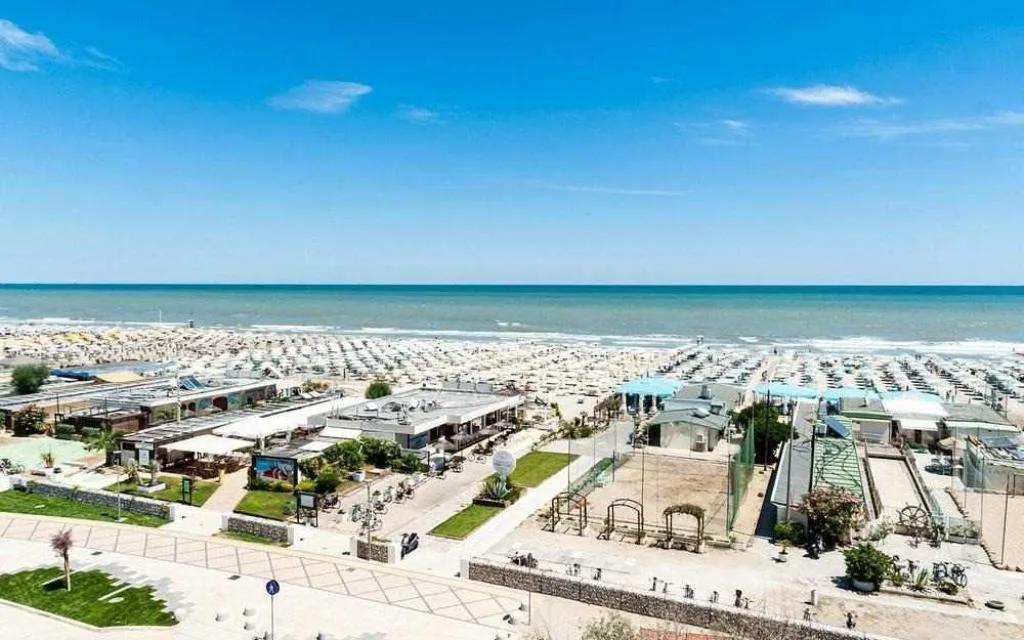 Vista aerea della spiaggia attrezzata con ombrelloni e mare