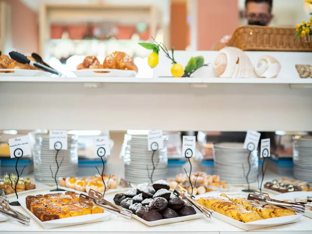 Buffet di dolci e cornetti con torte, muffin al cioccolato e crostate