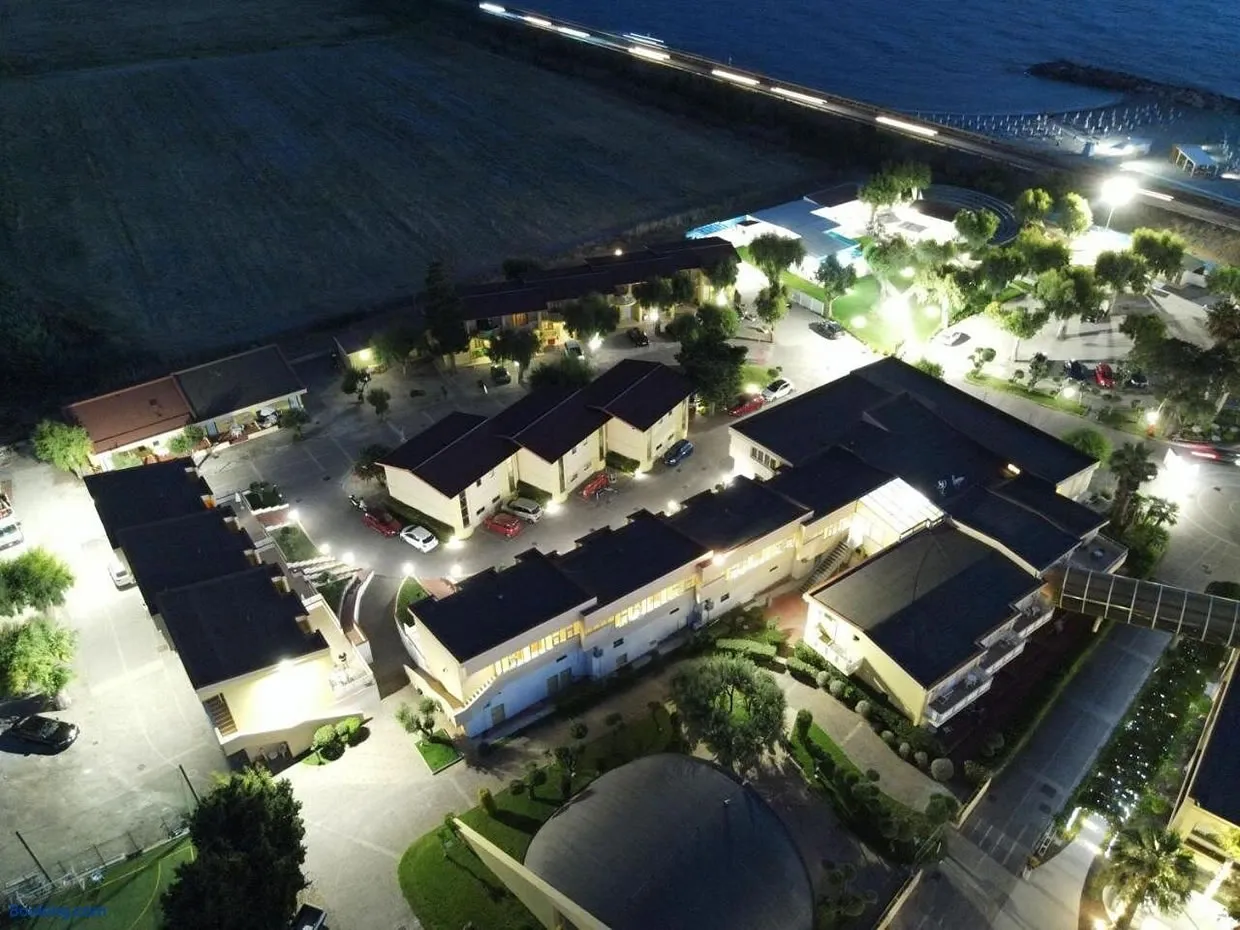 Veduta aerea notturna del complesso alberghiero illuminato vicino al mare