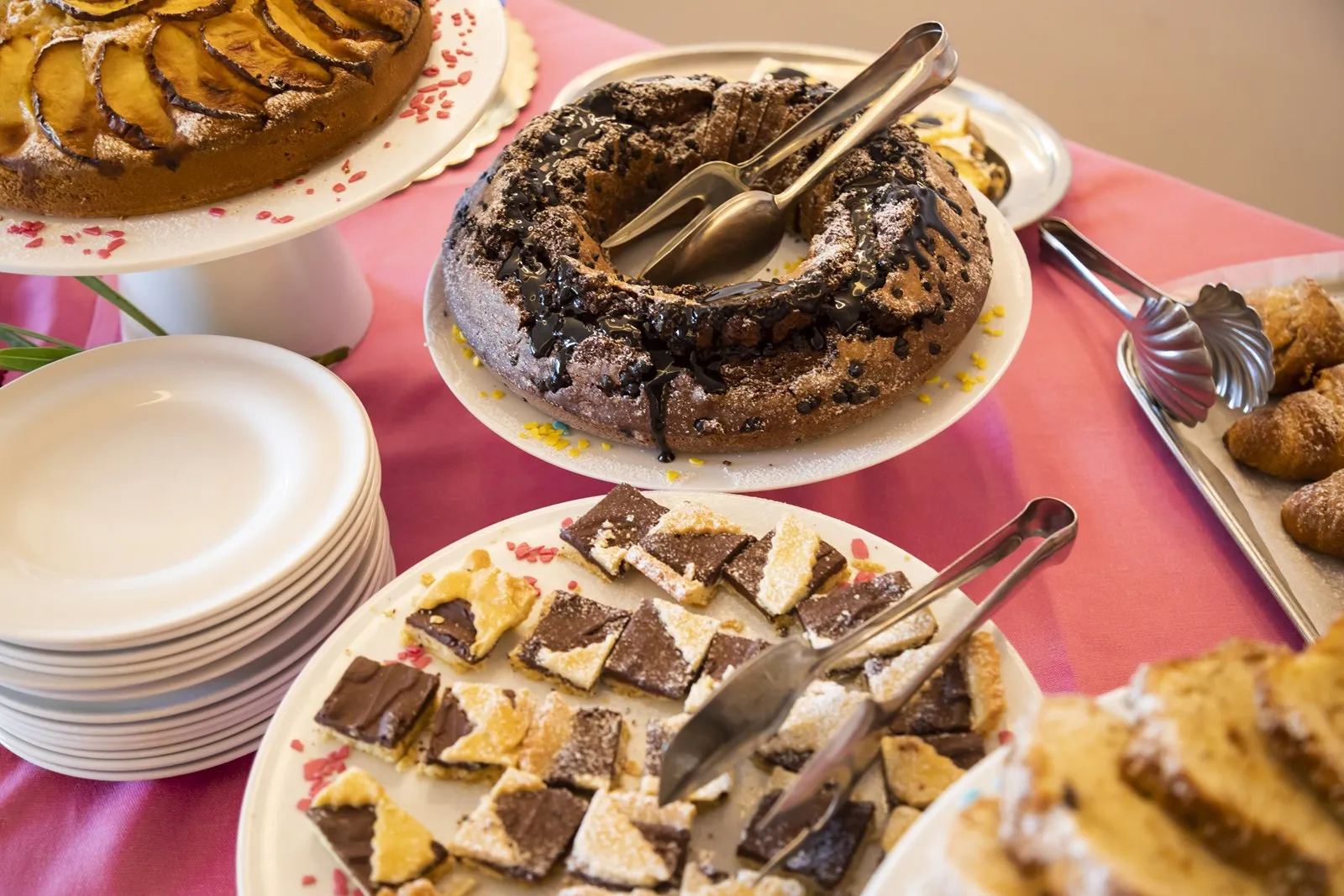 Dettaglio del buffet dei dolci con torte, ciambelle al cioccolato e biscotti