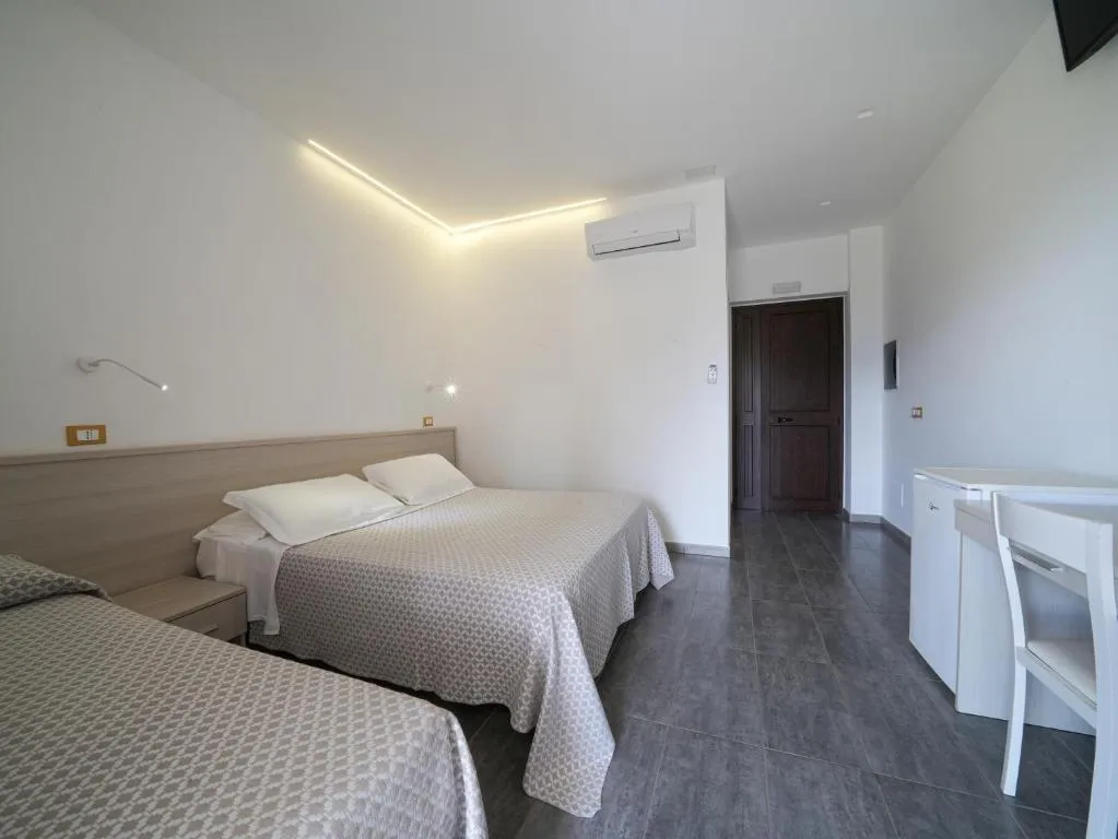 Camera con letto matrimoniale e letto singolo, climatizzatore e scrivania