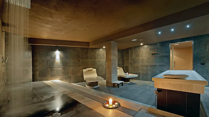 Percorso benessere con doccia, lettini e vasca nella spa