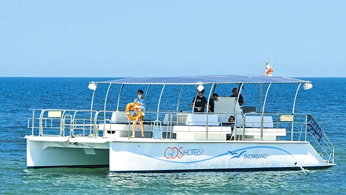 Catamarano per escursioni di snorkeling in mare aperto