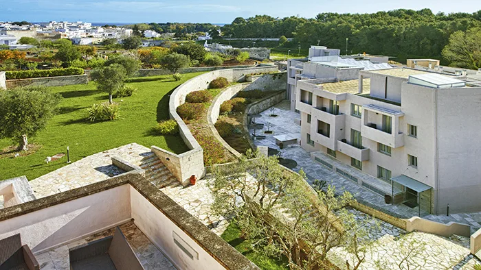 Veduta aerea della struttura con giardini verdi e terrazze in pietra