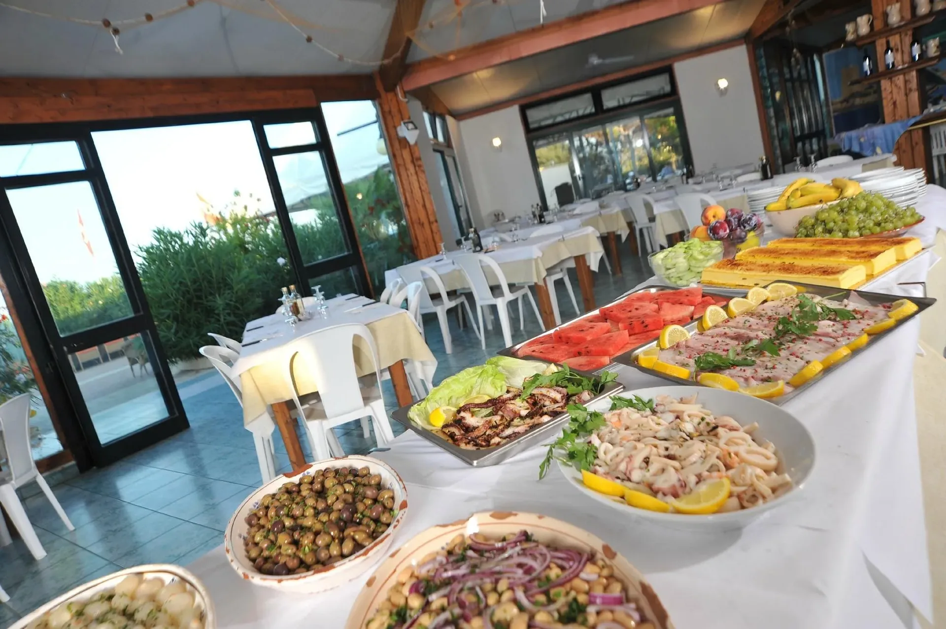 Buffet con piatti di pesce, frutta fresca e antipasti nel ristorante