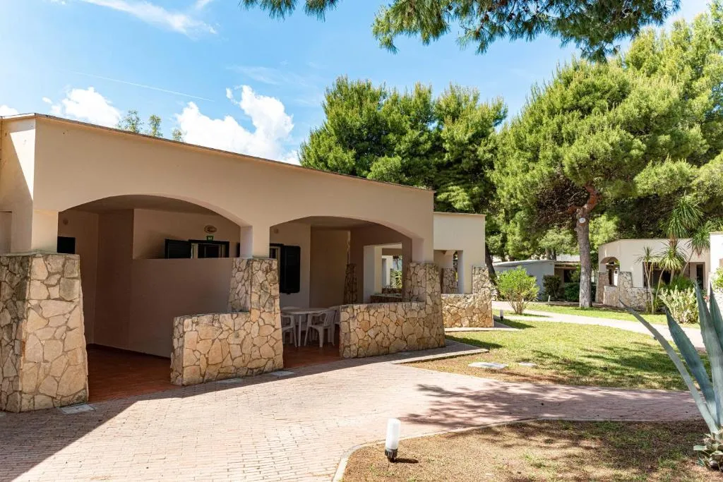 Bungalow con portico ad archi in pietra e giardino nel villaggio