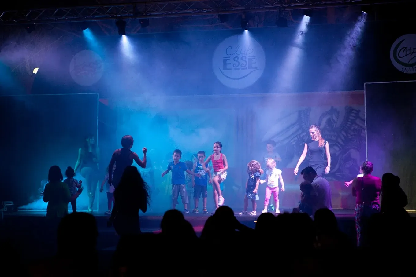 Spettacolo serale sul palco con bambini e animatori del club