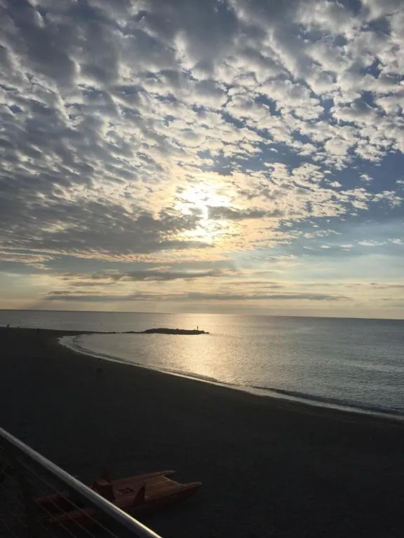 Vista sulla spiaggia e sul mare al tramonto