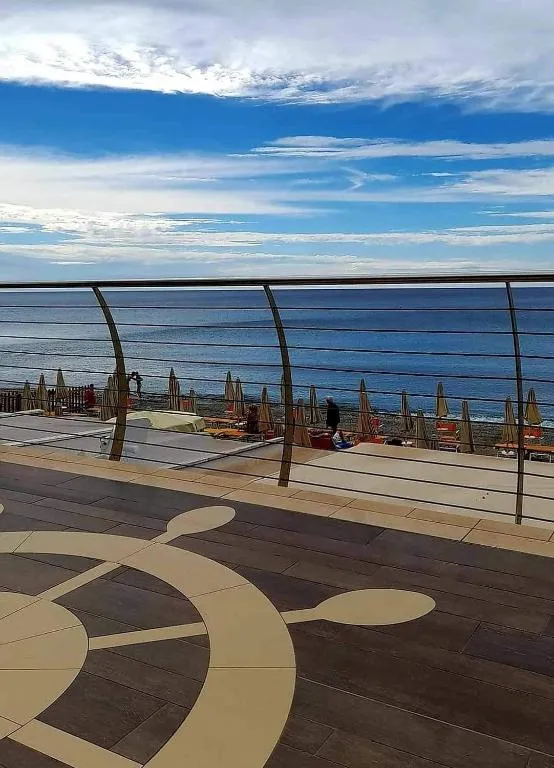 Terrazza con vista sul mare e ombrelloni della spiaggia