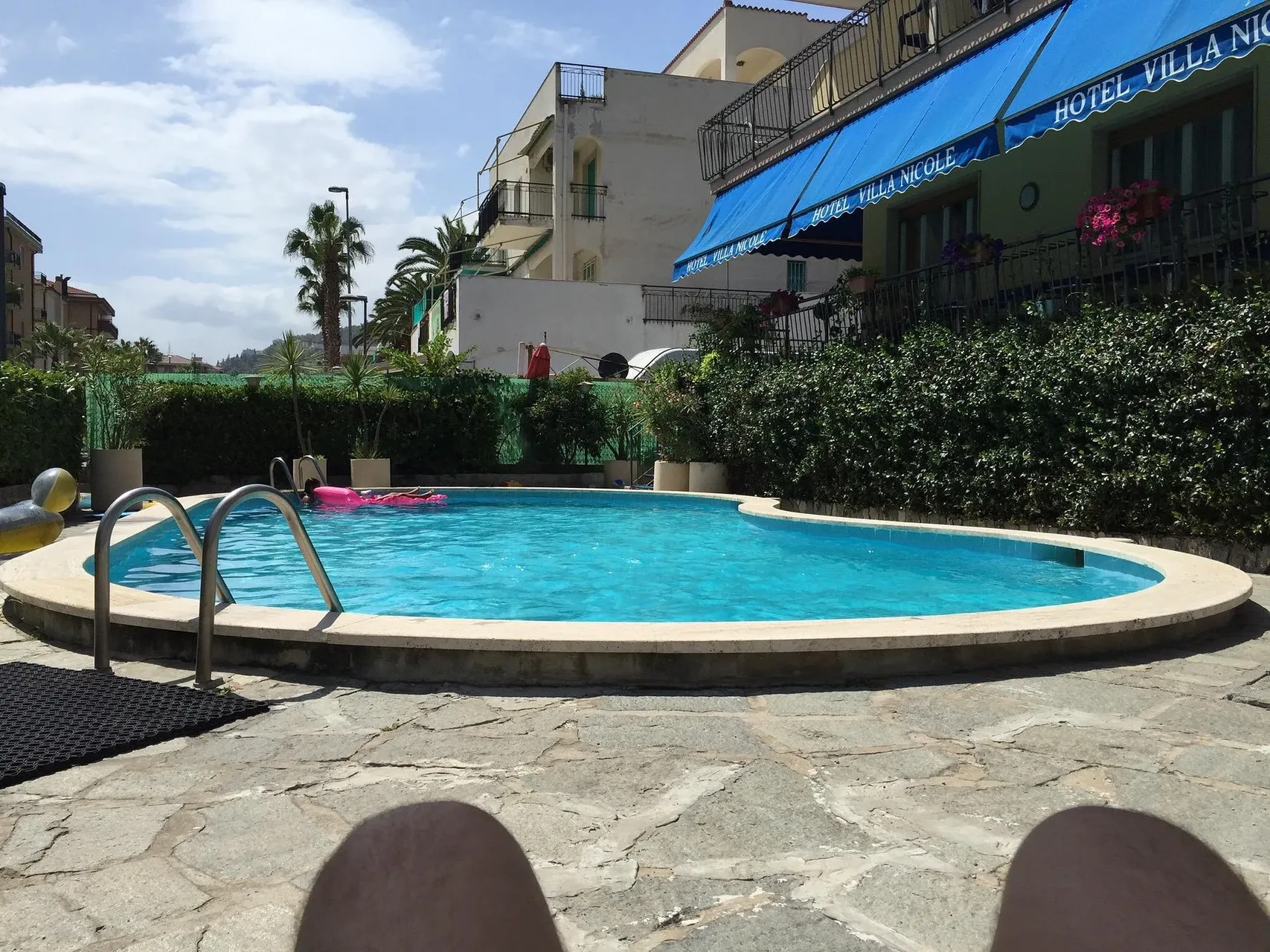 Piscina esterna dell'Hotel Villa Nicole con tende blu