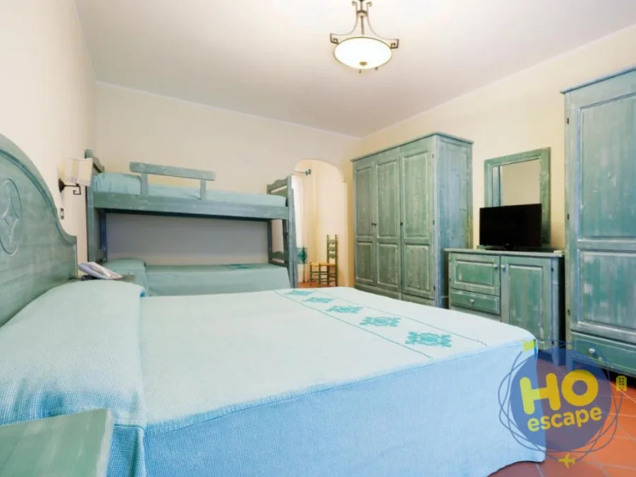 Camera con letto matrimoniale e letto a castello, armadi in legno azzurro