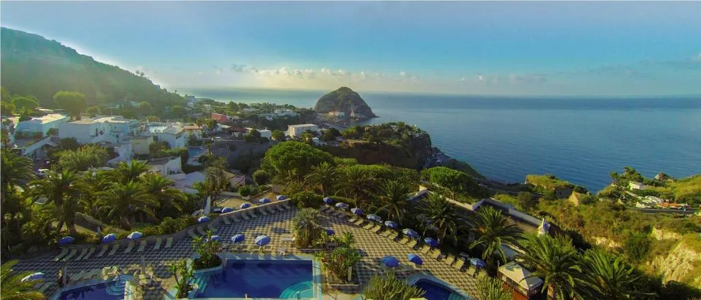 Veduta panoramica dall'alto della costa con piscine e mare azzurro