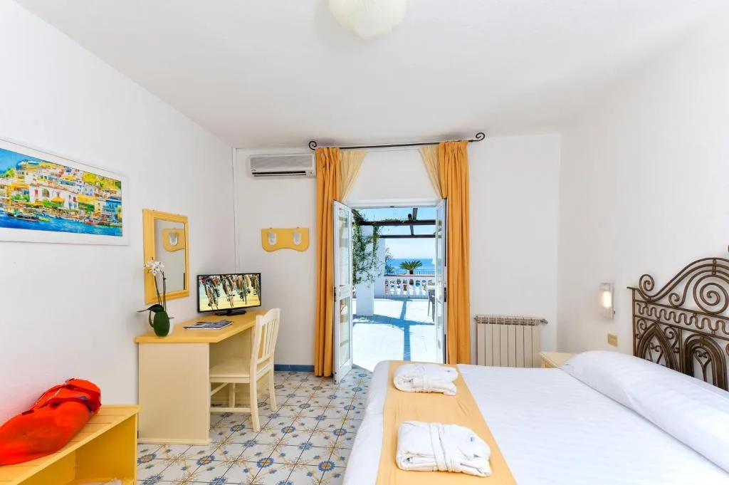 Camera luminosa con letto matrimoniale e accesso alla terrazza