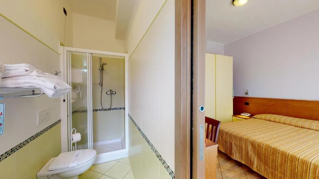 Bagno con doccia, wc e camera con letto matrimoniale adiacente