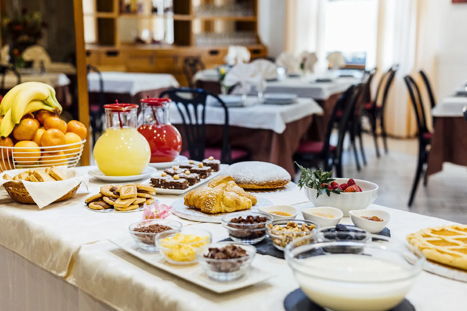 Buffet della colazione con frutta, dolci, croissant, succhi e cereali nella sala ristorante