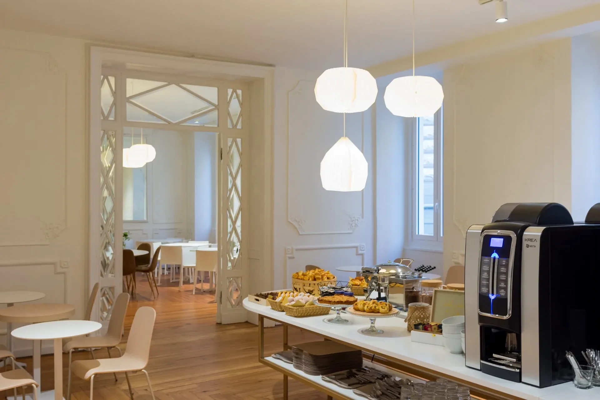 Dettaglio del buffet colazione con macchina del caffè e dolci nella sala ristorante
