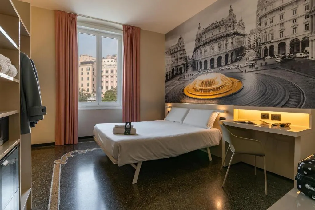 Camera con letto matrimoniale, scrivania e murale della fontana di Piazza De Ferrari