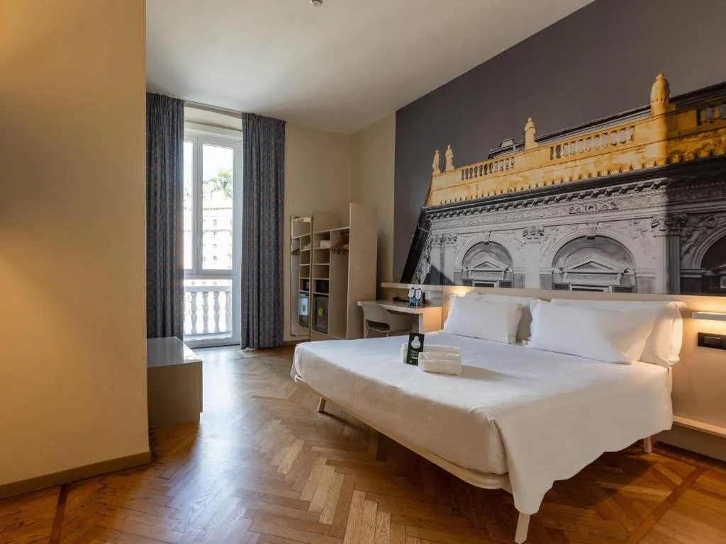 Camera matrimoniale elegante con murale storico e pavimento in parquet a spina di pesce