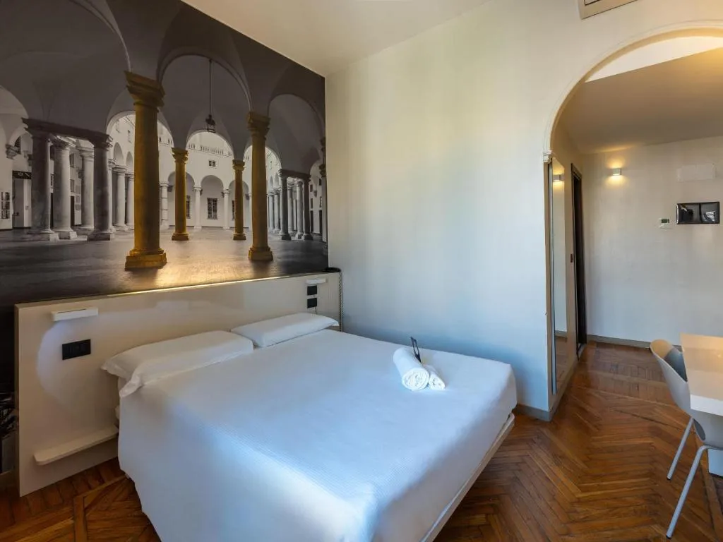 Camera con letto matrimoniale e murale fotografico di portici genovesi
