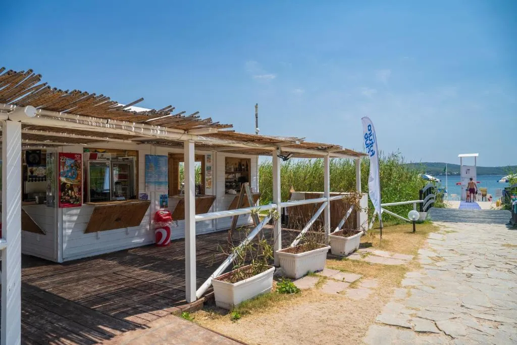 Chiosco bar in legno sulla spiaggia con vista sul mare