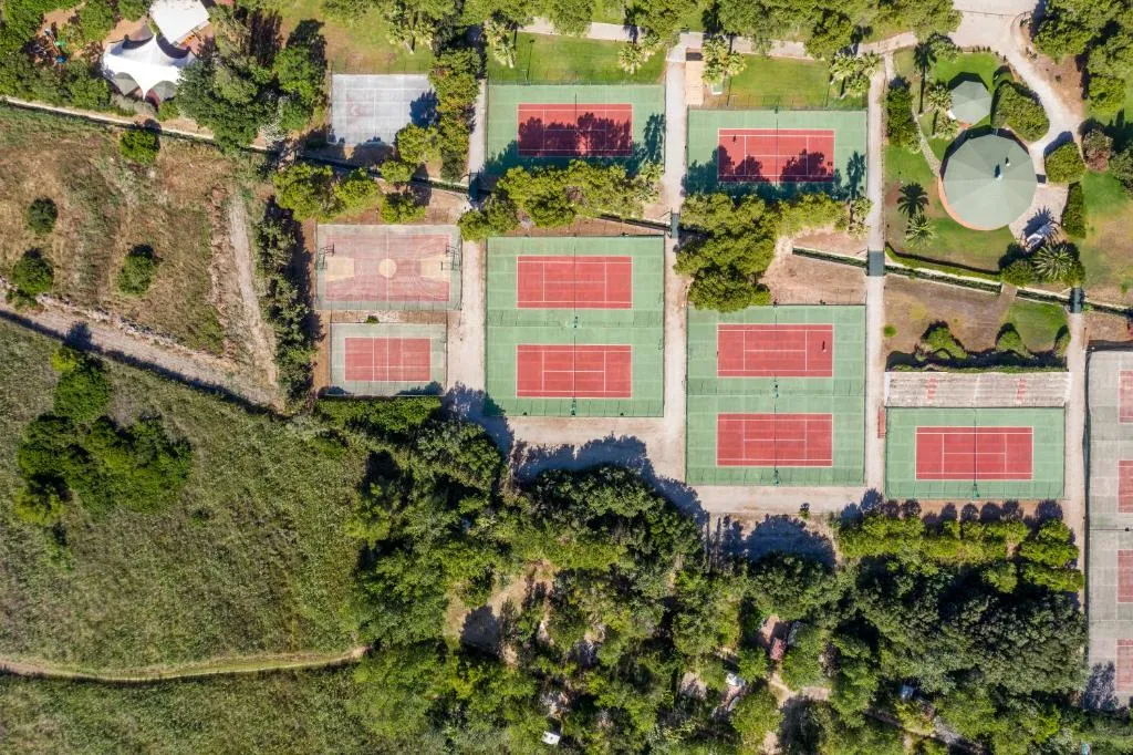 Vista aerea dei campi da tennis del resort immersi nel verde