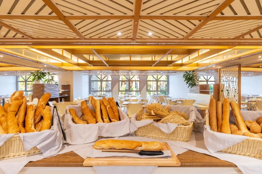 Buffet del ristorante con cesti di pane e baguette fresche