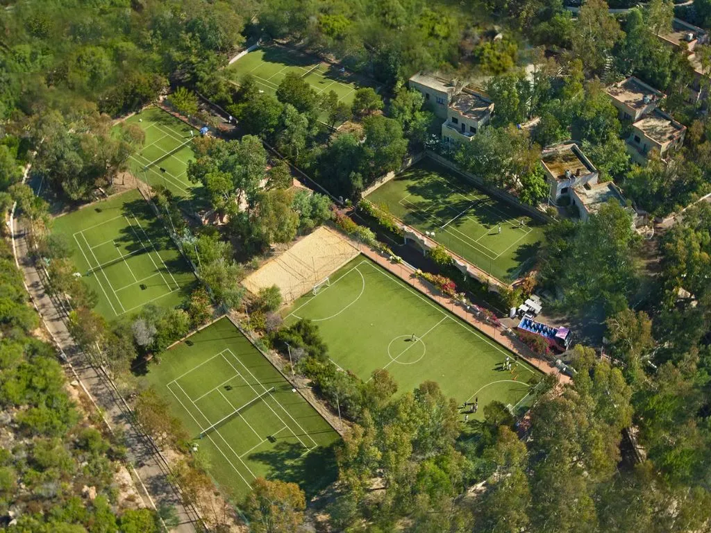 Veduta aerea dei campi sportivi da tennis e calcio immersi nel verde