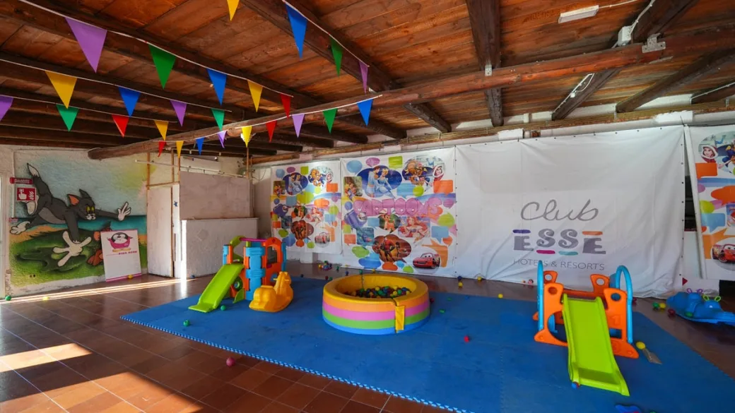 Sala giochi per bambini del miniclub con giochi colorati e decorazioni