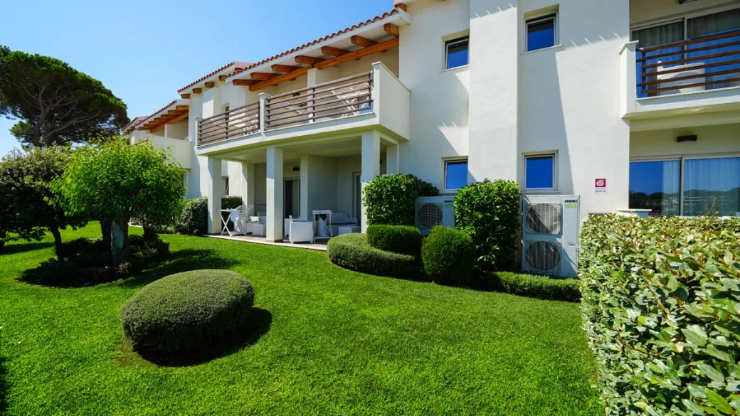 Esterno delle camere con giardino curato e terrazze private