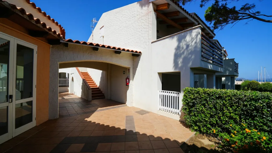 Ingresso esterno con scala e architettura mediterranea