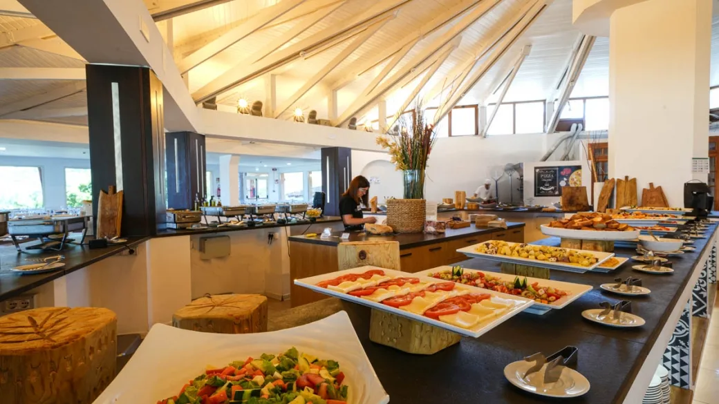Buffet ricco con verdure, formaggi e pane in ambiente luminoso