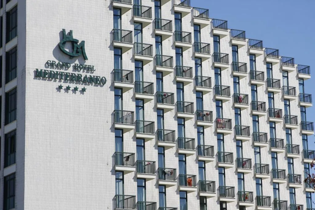 Dettaglio della facciata con insegna Grand Hotel Mediterraneo e balconi