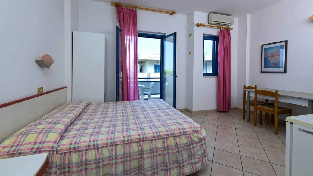 Camera con letto matrimoniale, balcone, scrivania e aria condizionata
