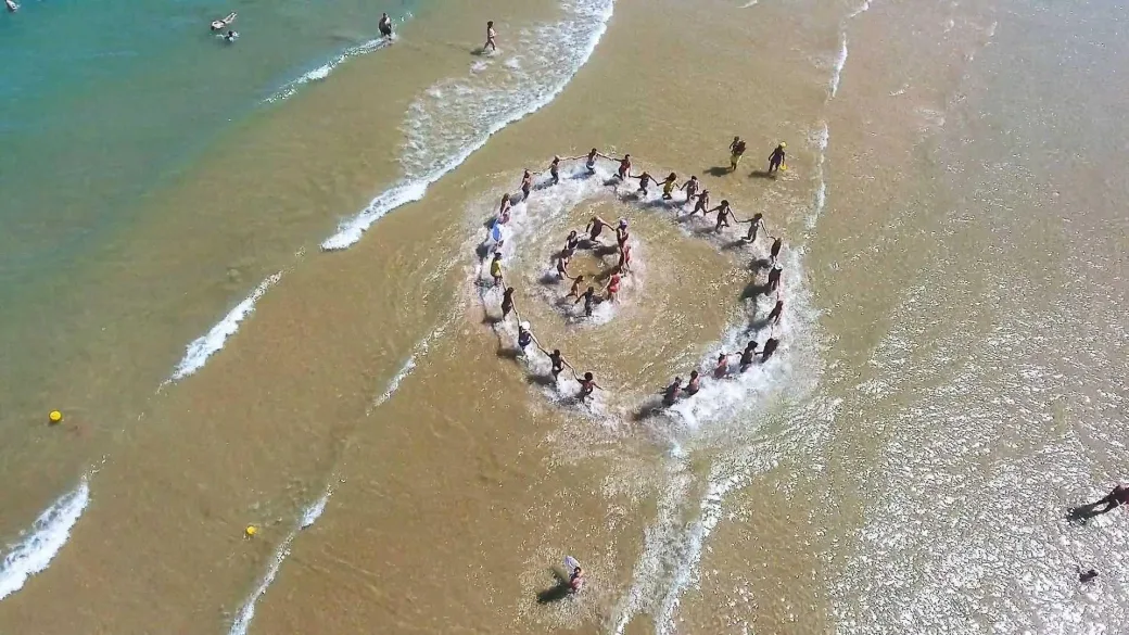 Attività di gruppo in acqua sulla spiaggia vista dall'alto