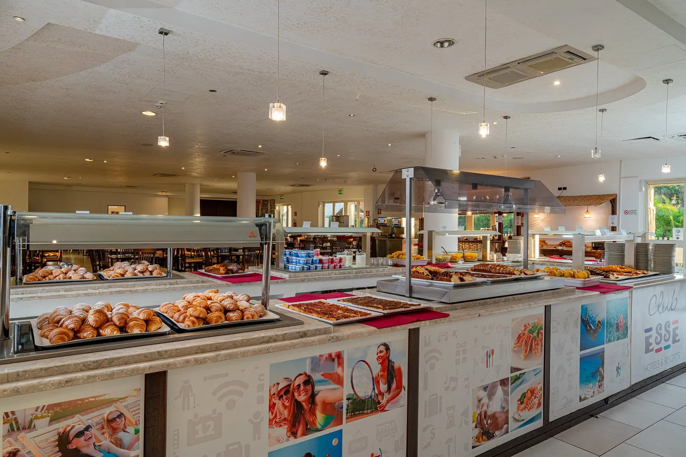 Buffet del ristorante con pasticceria, yogurt e piatti caldi