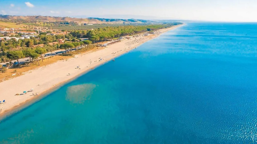 Veduta aerea della lunga spiaggia sabbiosa e del mare azzurro