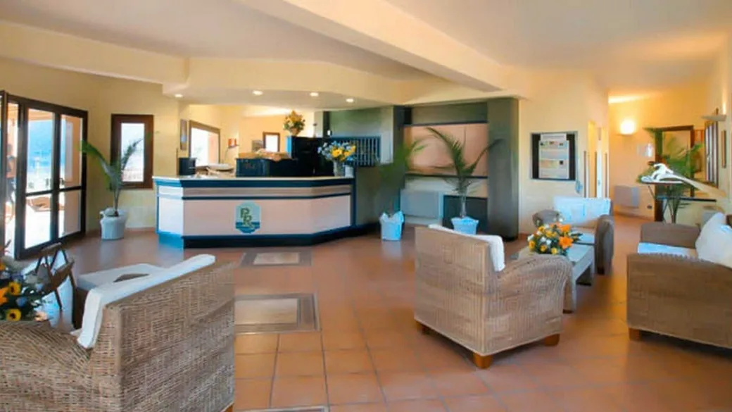 Hall della reception con poltrone in vimini e pavimento in cotto