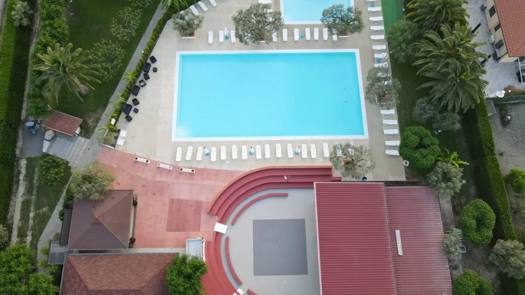 Veduta aerea della piscina e dell'anfiteatro circondati dal verde