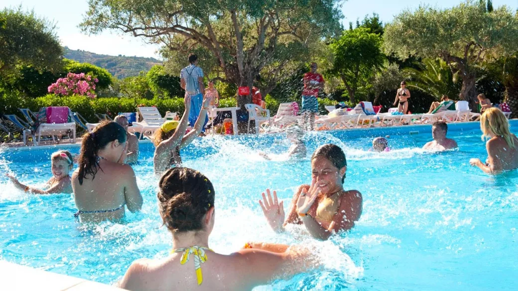 Bambini e ospiti che giocano nella piscina durante un'animazione