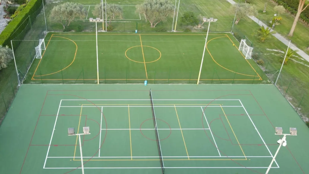 Veduta aerea dei campi sportivi polivalenti immersi nel verde