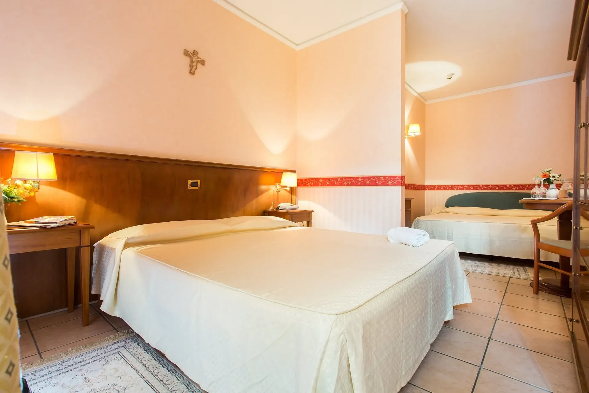 Camera tripla con letto matrimoniale e divano letto singolo