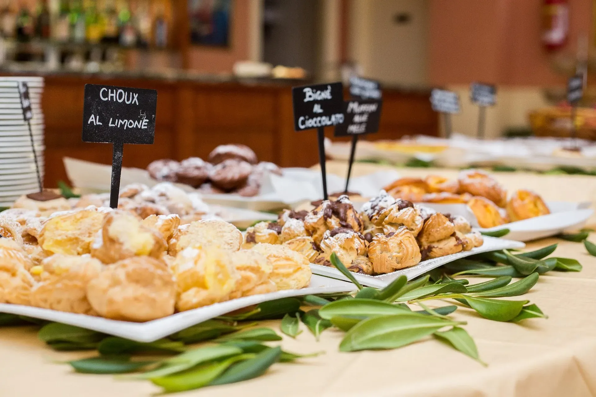 Buffet di dolci con choux al limone e bignè al cioccolato